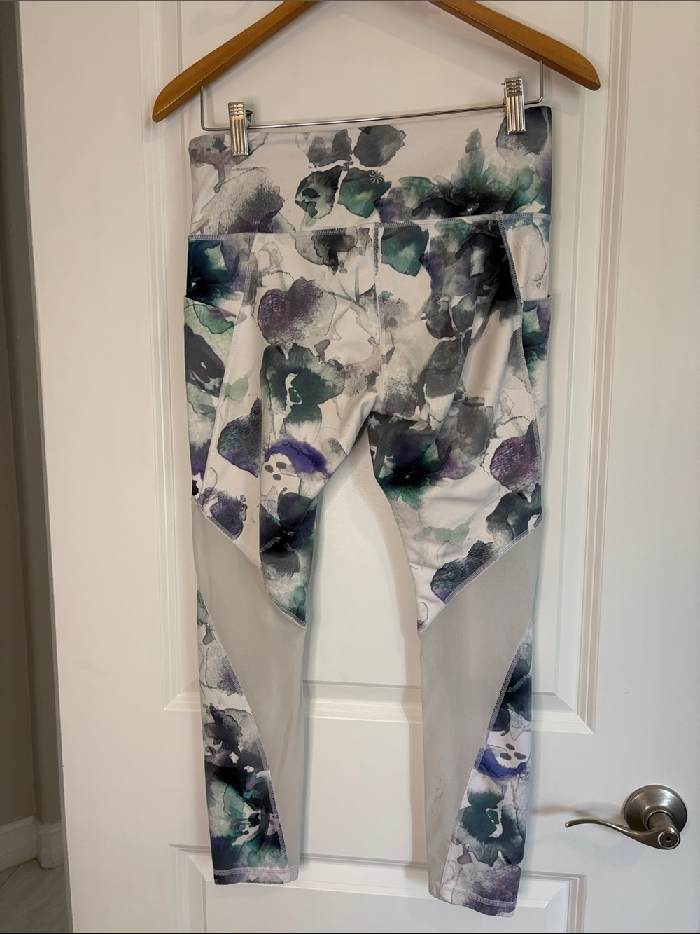 Athleta Mudra Floral Watercolor 7/8 Tight Leggings Size Medium - Picture 8 of 12